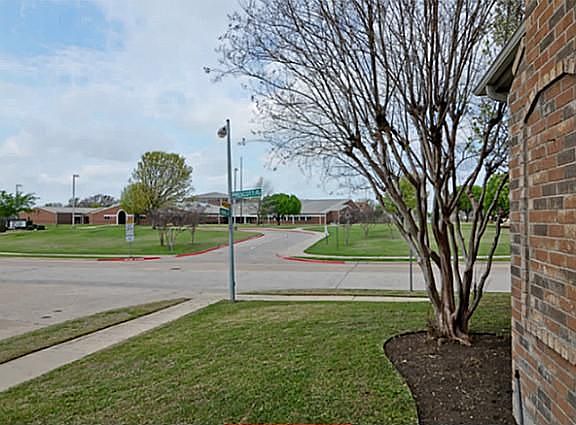 3rd image of 1621 Fannin Cir