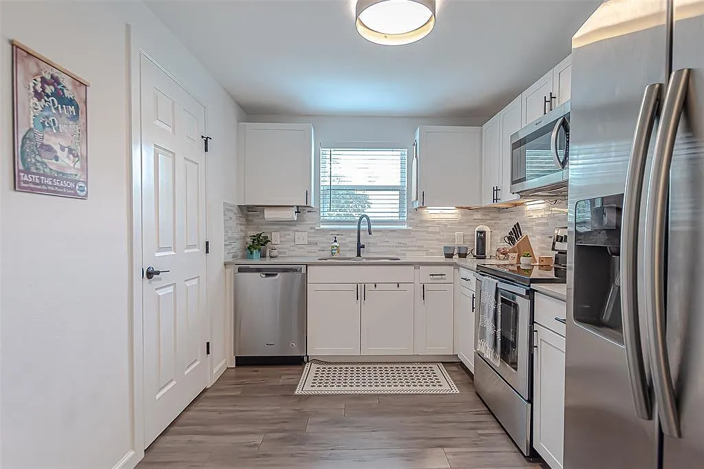 2 bed, 2.0 bath, 980 sqft, $2,295 — Photo 2