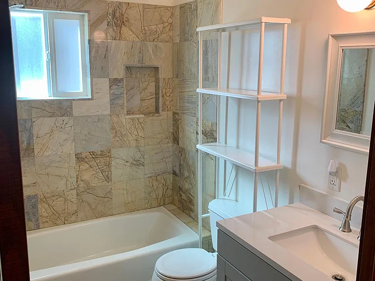 549 N Martel Ave — Photo 21