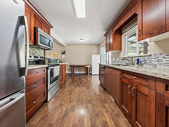 4th image of 10096 Helen Dr