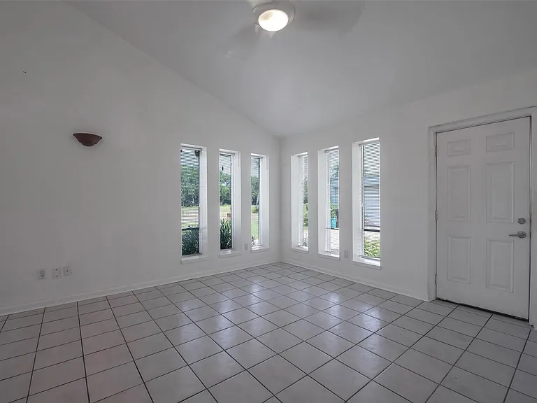 1208 Weyer St — Photo 15