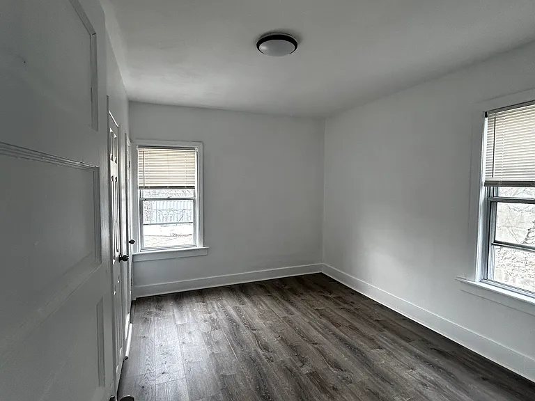  212 Burnside Ave Basem 2Bed/1Ba PetOK Laundry +Storage — Photo 12