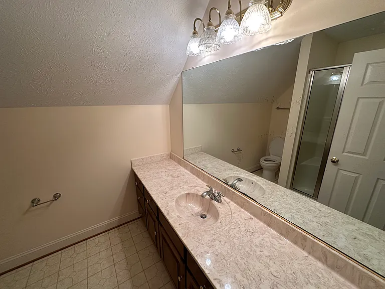 2nd upstairs hallway full bathroom