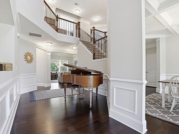 3rd image of 5 Vineyard Way