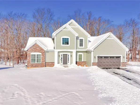 1095 Bear Creek Cir, Webster, NY 14580