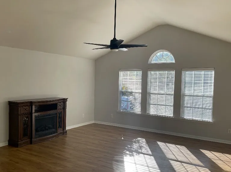 38 E Woodhaven Dr — Photo 1