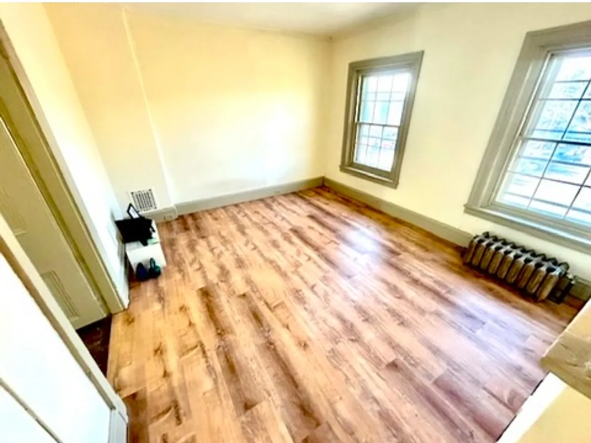 large bright living room - 16 W Chestnut St #5