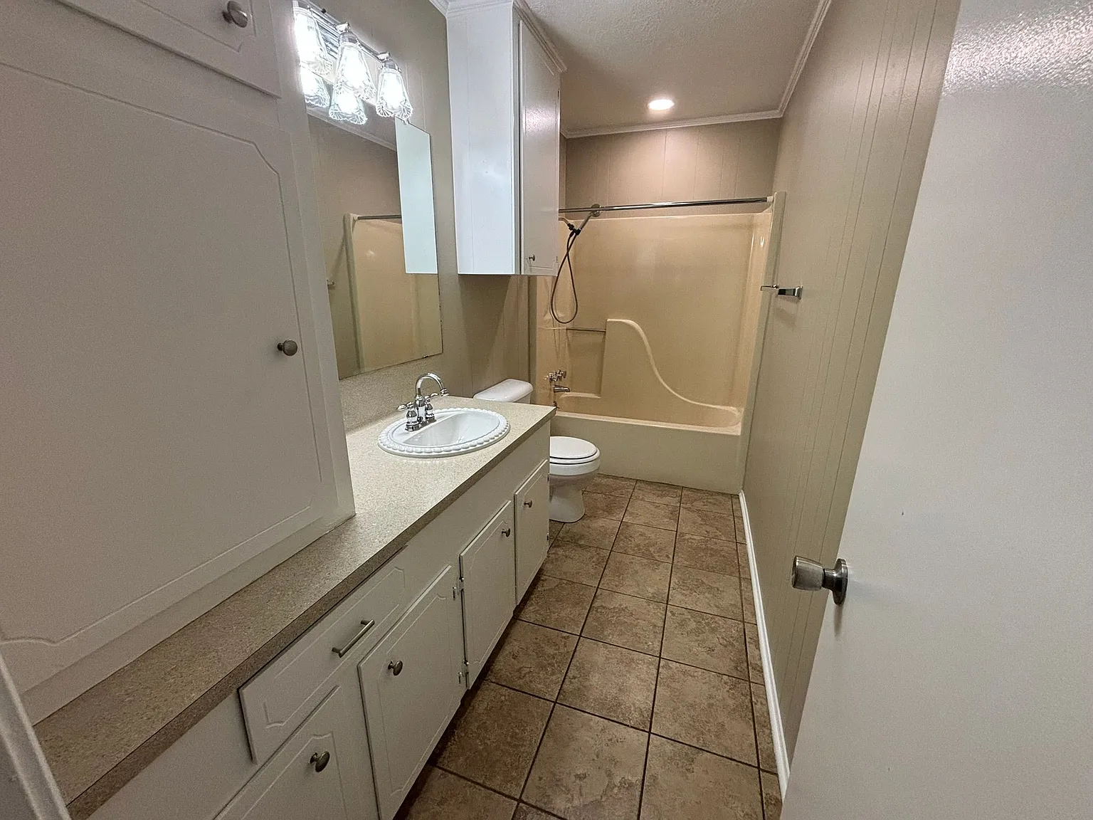 3 bed, 1.0 bath, 1200 sqft, $1,350 — Photo 3