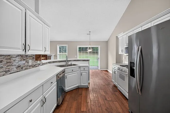 390 Silverthorn Dr NW — Photo 9