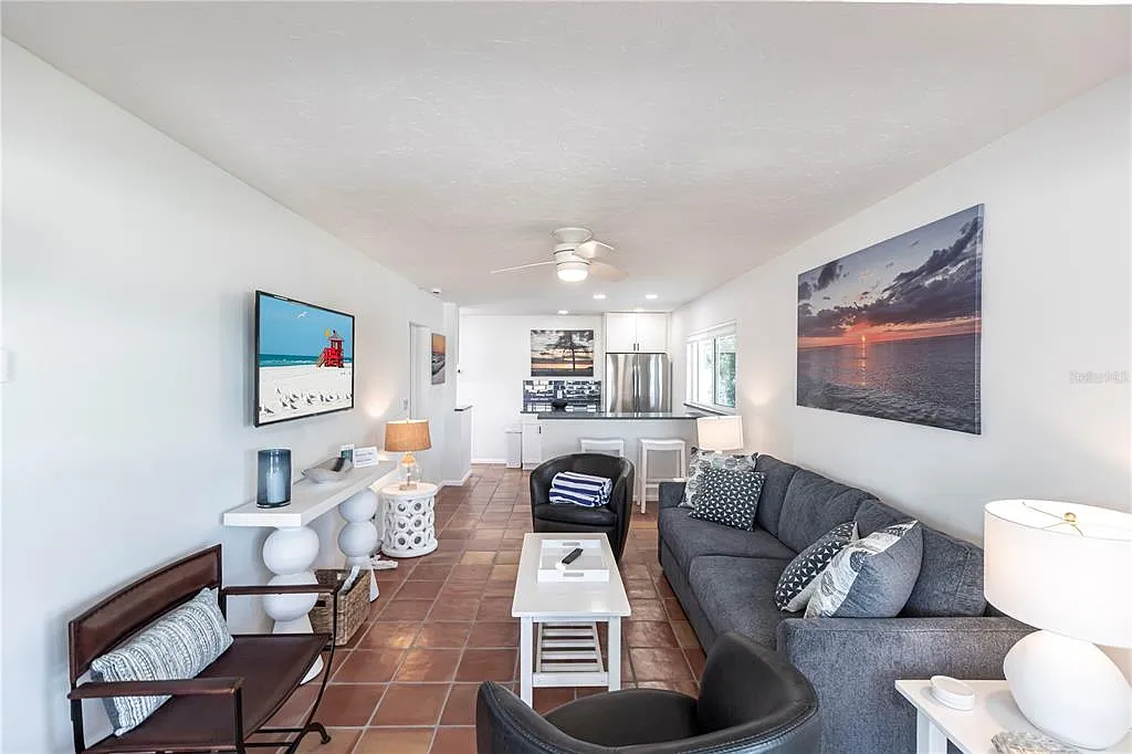 1 bed, 1.0 bath, 735 sqft, $7,470 — Photo 2
