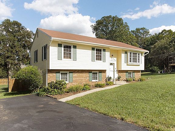 Driveway w/Plenty of Parking