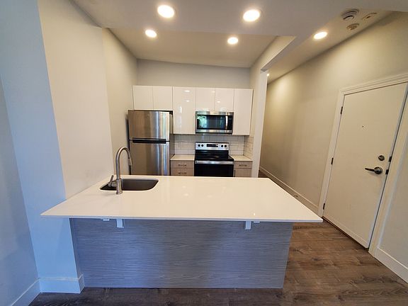3rd image of 51 Queensberry St #25