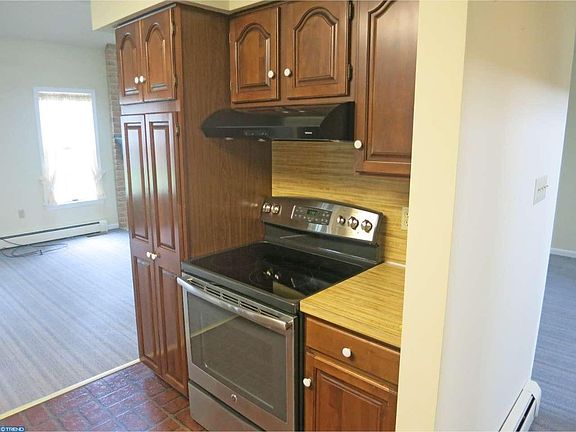 4th image of 1104 Forest St