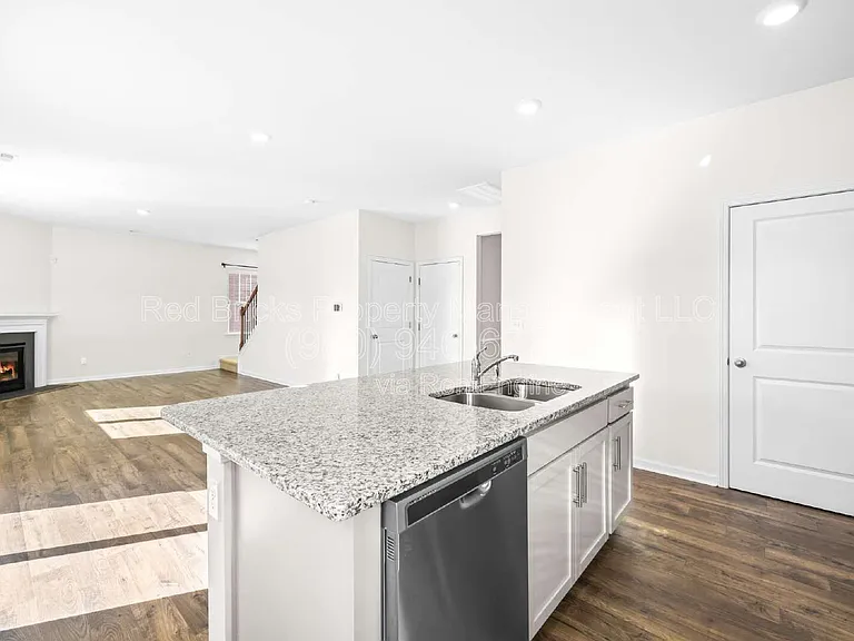 4015 Meadow Green Dr — Photo 10
