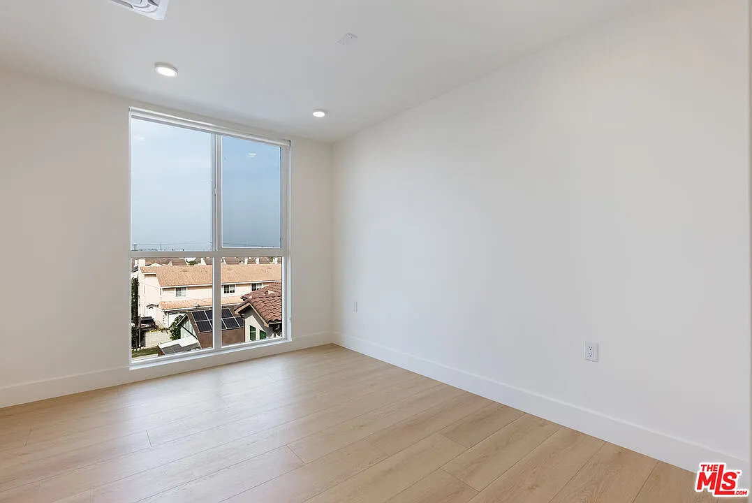 3 bed, 2.5 bath, 1265 sqft, $3,695 — Photo 3