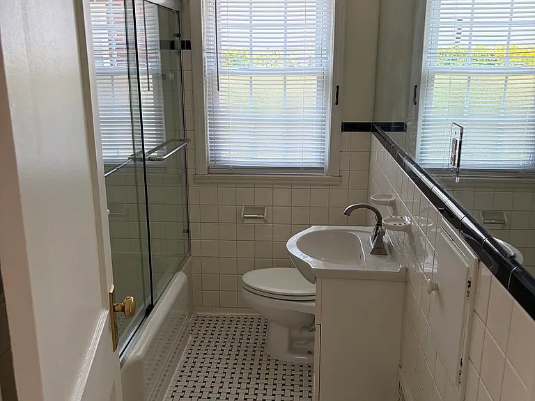 1423 Hollywood Ave — Photo 8