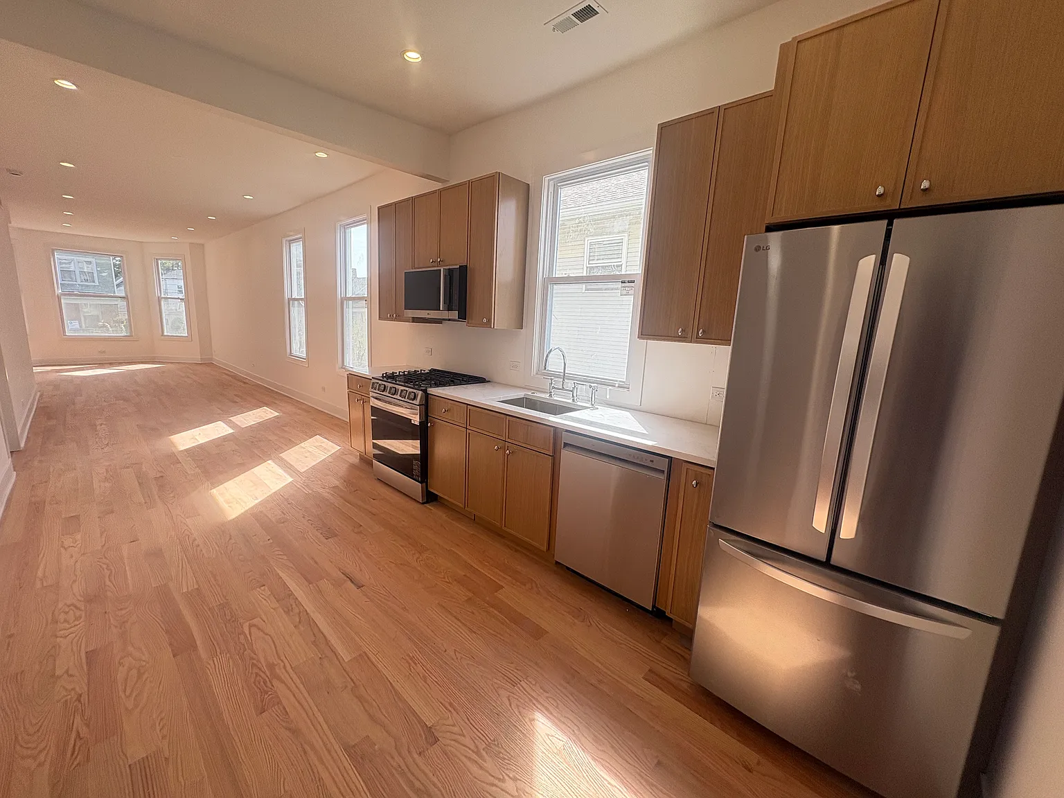 3 bed, 1200 sqft, $3,750 — Photo 4
