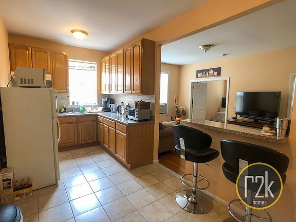5th image of 3257 33rd St APT 1R