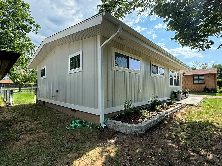 1442 E Broadway St — Photo 3