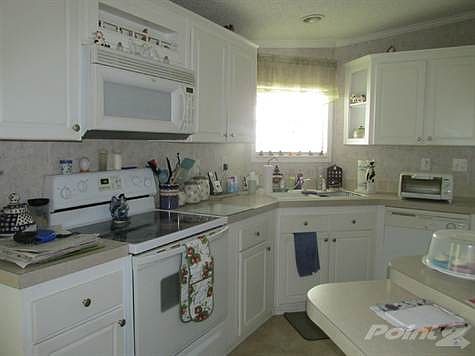 KITCHEN LOTS OF STORAGE