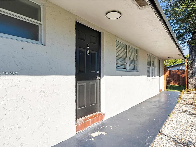 32 SW 9th St #2 — Photo 7