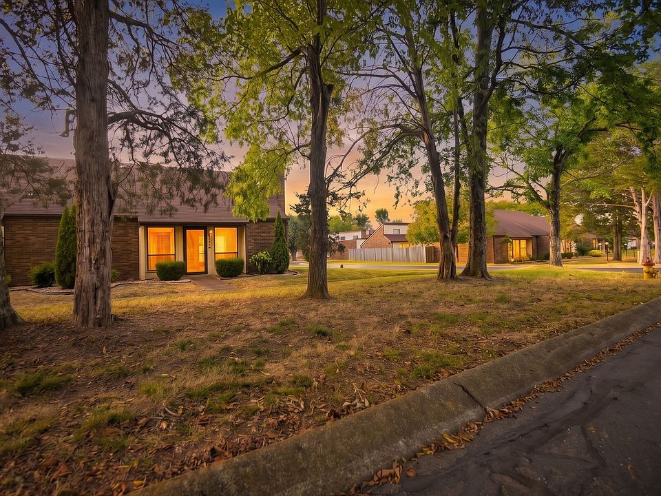 1st image of 100 Castlewood Ln
