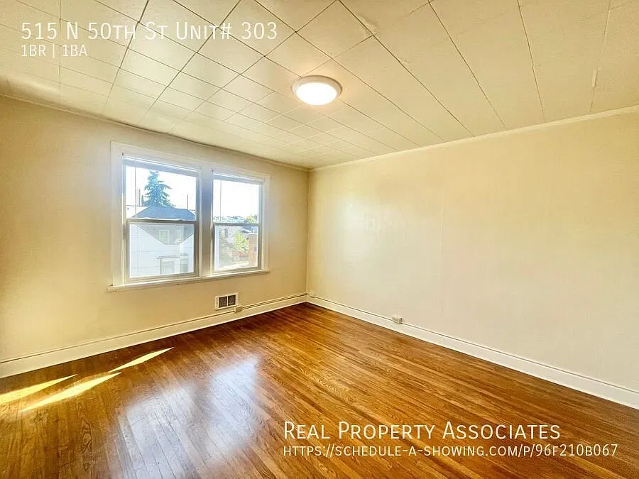 Large Top Floor 1 Bedroom/1 Bathroom Right Across from Woodland Park! — Photo 3