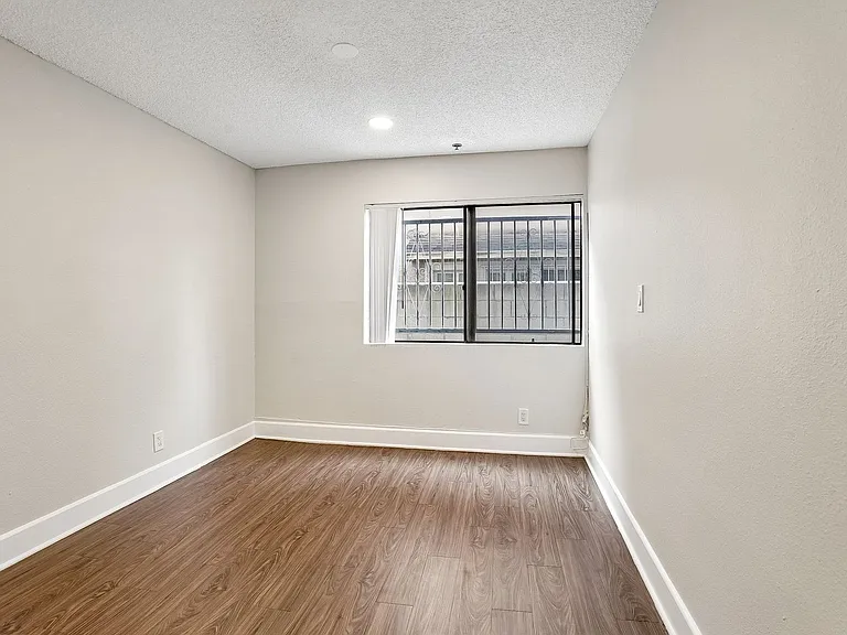 700 S. Berendo Ave — Photo 17