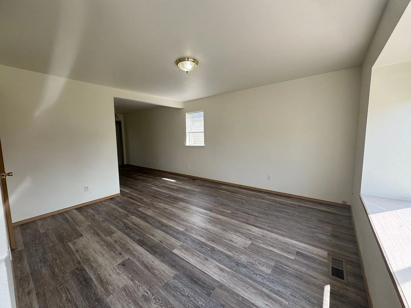 2 Bed 1.5 Bath Unit! Move In Special! — Photo 4