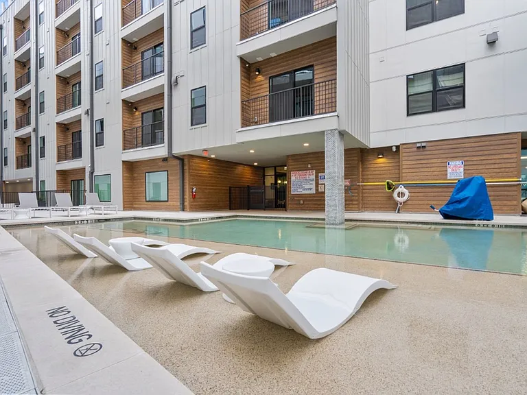 2500 Longview St #105 — Photo 31