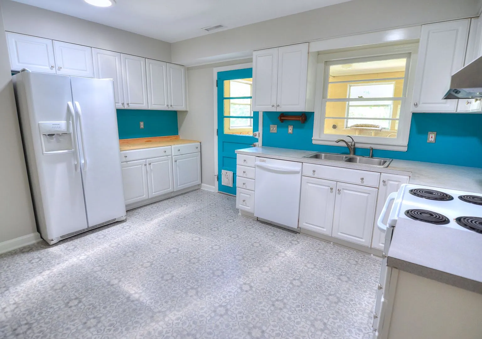 3 Bed/1.5 Bath Home + 2 Fenced Acres - Available In August! — Photo 4