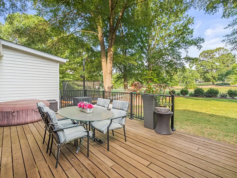 223 Ivy Cir — Photo 65
