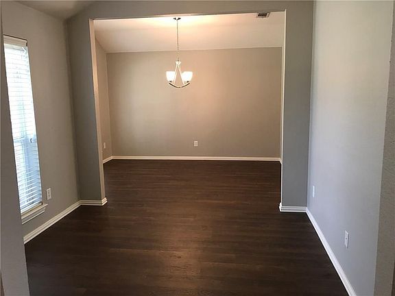 4th image of 2241 Fieldcrest Dr