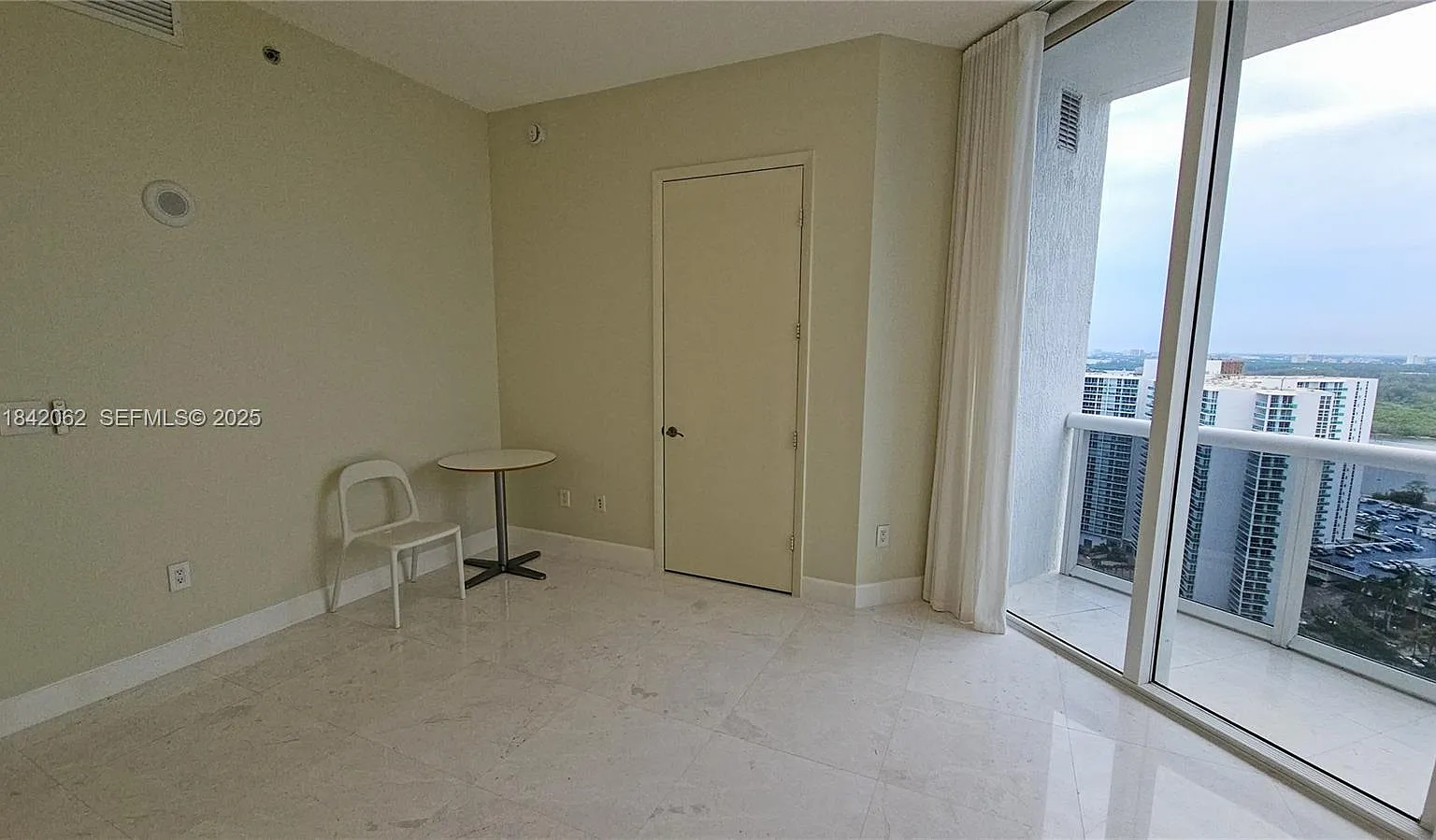 3 bed, 2327 sqft, $10,000 — Photo 4