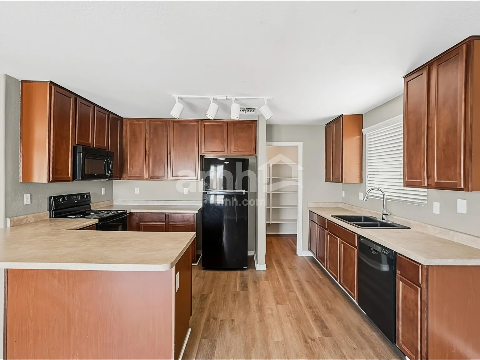3 bed, 2.5 bath, 2296 sqft, $2,345 — Photo 3