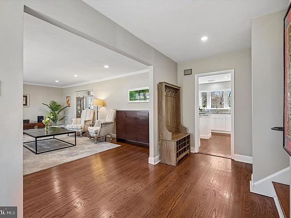 3rd image of 1721 Sherwood Cir