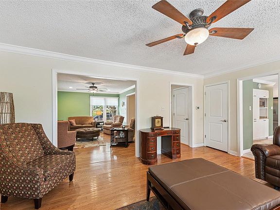 5th image of 1120 Crested View Dr