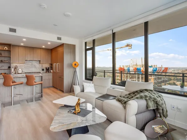 626 Claremont St #2605, Coquitlam, BC V3J 0T1