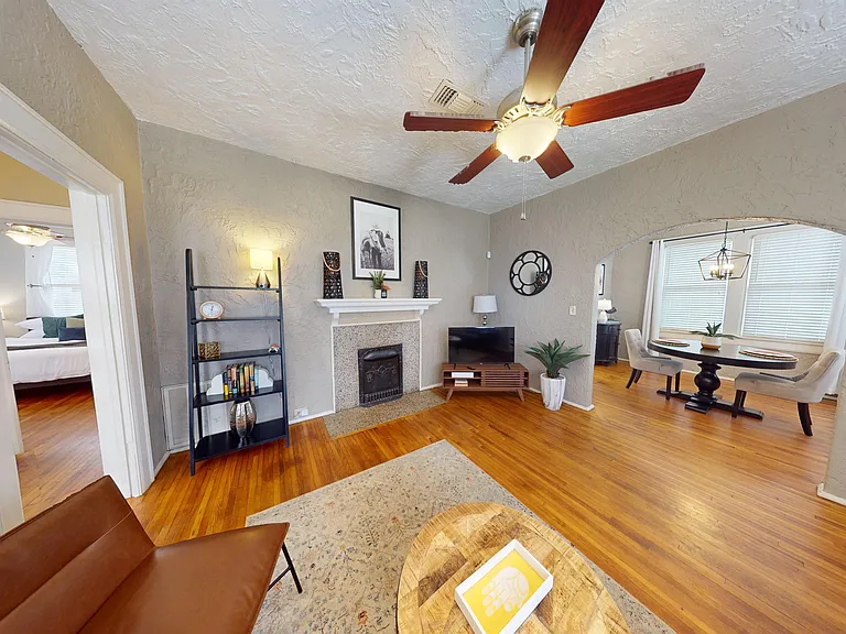 1827 Capitol Ave — Photo 2