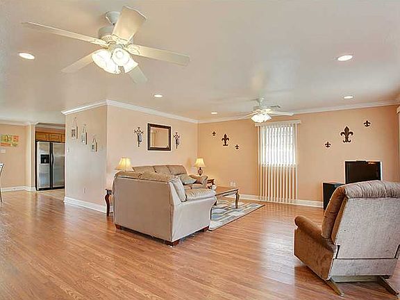 3rd image of 3613 Decomine Dr