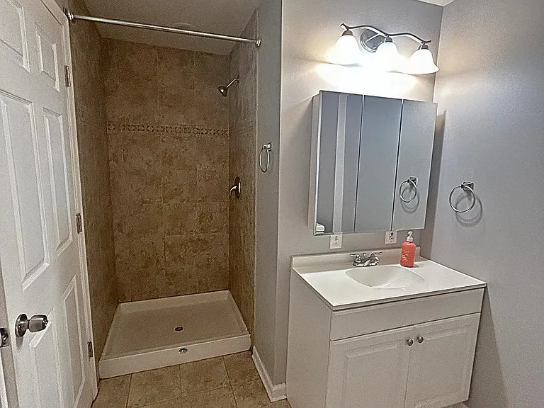715 Acorn Ct — Photo 6
