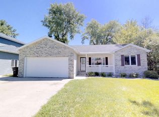 812 N 25th St, Grand Forks, ND 58203