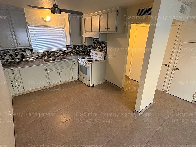 804 Niles St — Photo 8