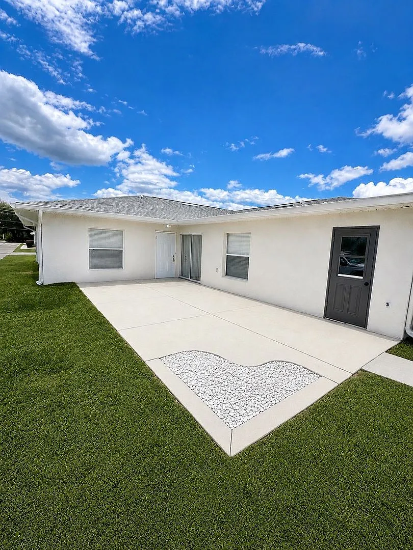 3 bed, 2.0 bath, 1854 sqft, $1,799 — Photo 1