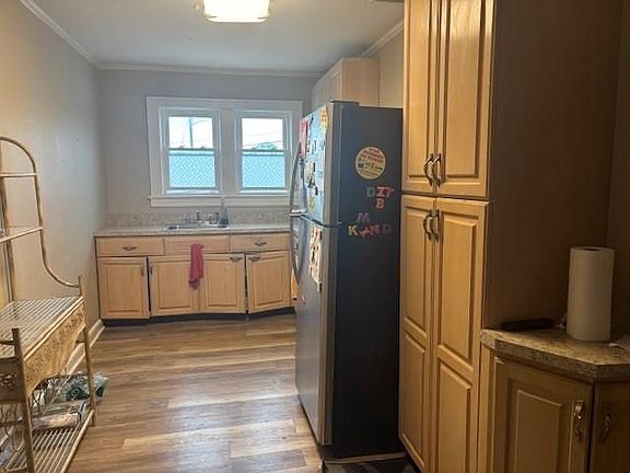 2nd image of 305 Waldo St