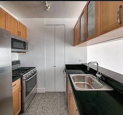 3rd image of 401 E 60th St APT 9F