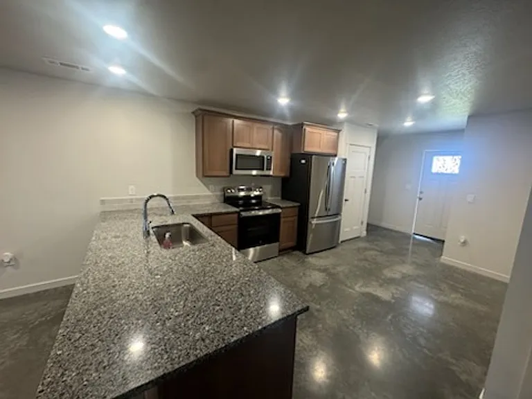 670 Tinley St — Photo 7