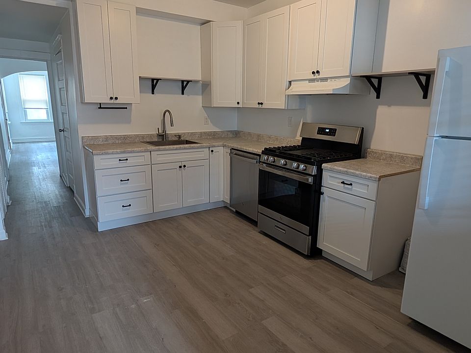 1st image of 2536 W Carmen Ave