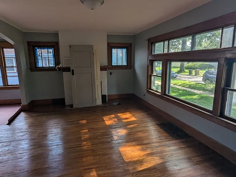 817 Western Ave — Photo 3