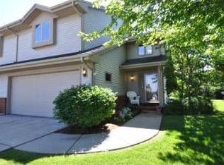 523 Frederick Ct, Oconomowoc, WI
